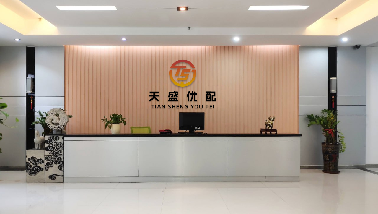 伯乐配资 深圳一河道惊现大量成扎的钞票，一男子将其捡走，警方介入调查
